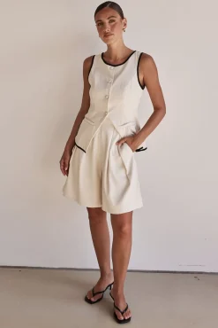Leila Shorts (Beige)