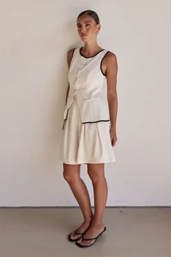 Leila Shorts (Beige)