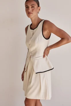 Leila Shorts (Beige)